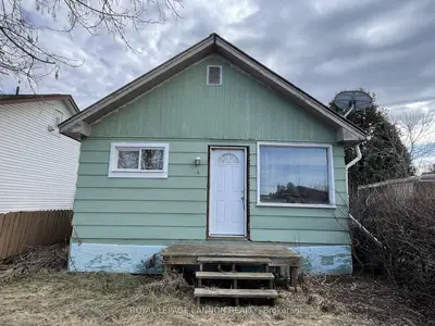 Detached in Thunder Bay