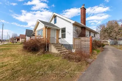 Detached in Thunder Bay