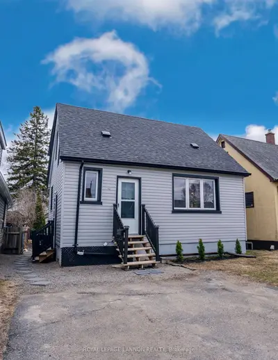 Detached in Thunder Bay