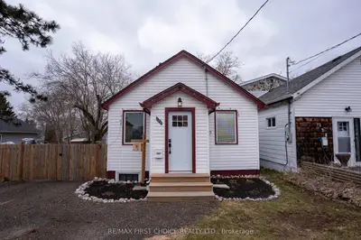 Detached in Thunder Bay