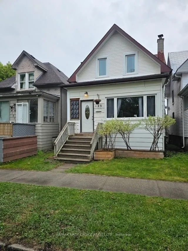 Detached in Thunder Bay