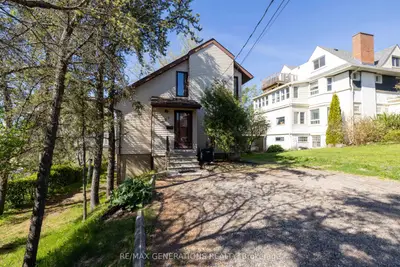Detached in Thunder Bay