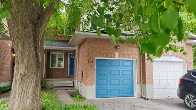Att/Row/Townhouse in South of Baseline to Knoxdale