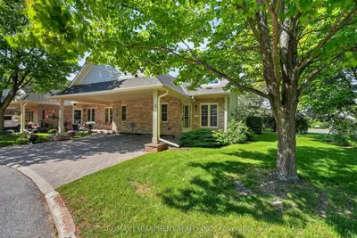 Condo Townhouse in Grimsby