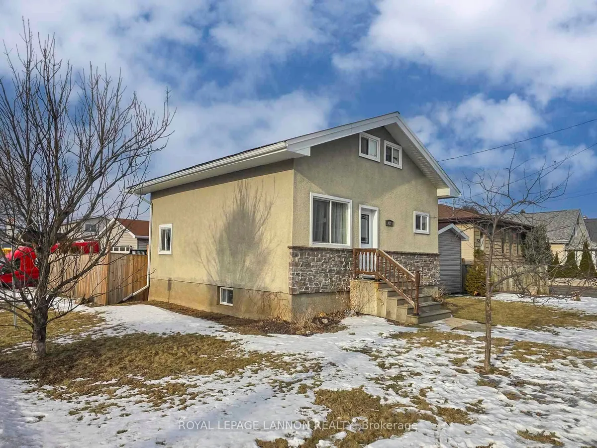 Detached in Thunder Bay