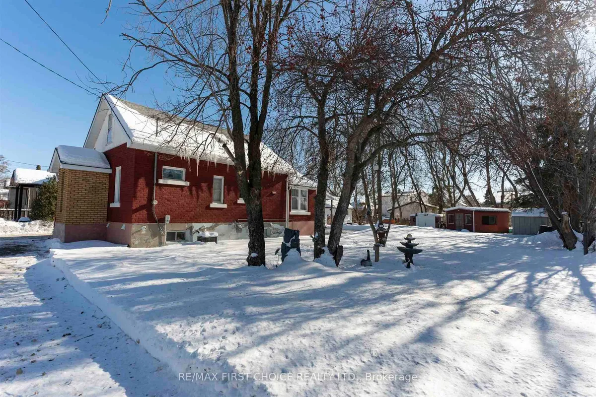 Detached in Thunder Bay