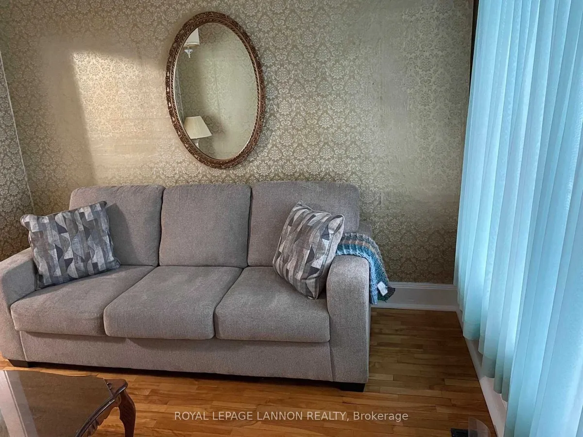 Detached in Thunder Bay