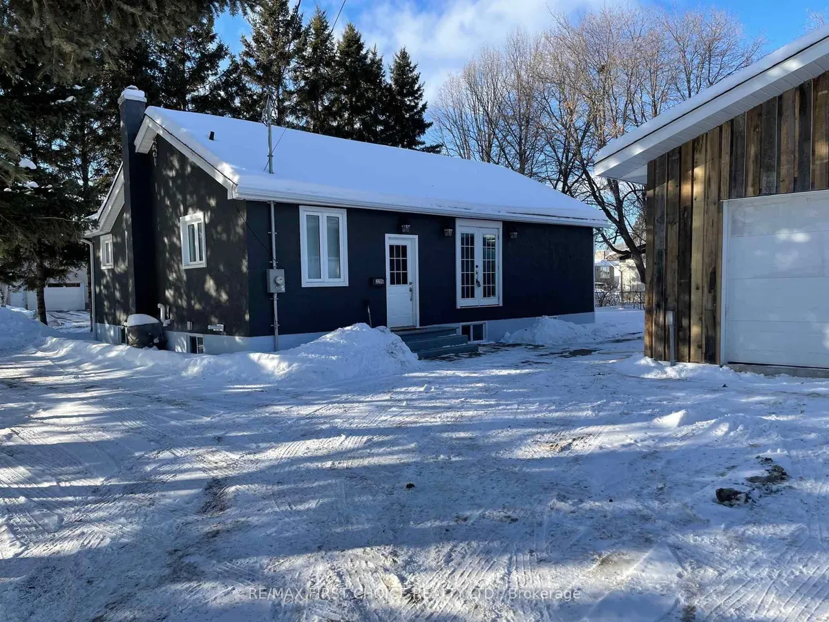 Detached in Thunder Bay