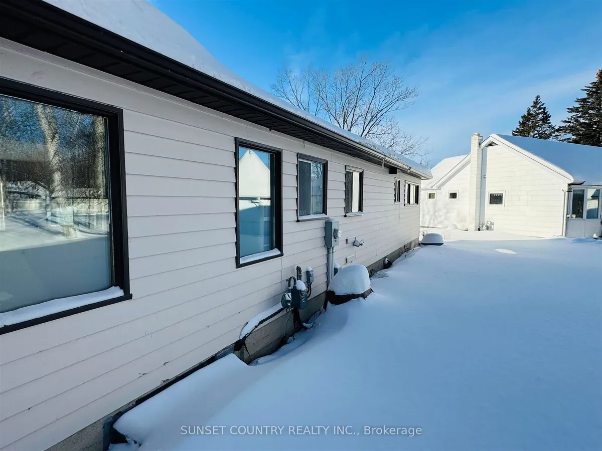 Detached in Dryden