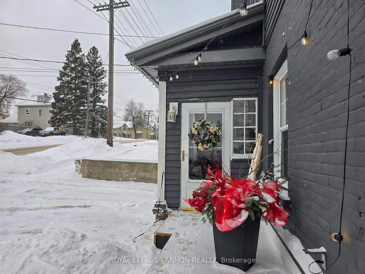 Detached in Thunder Bay