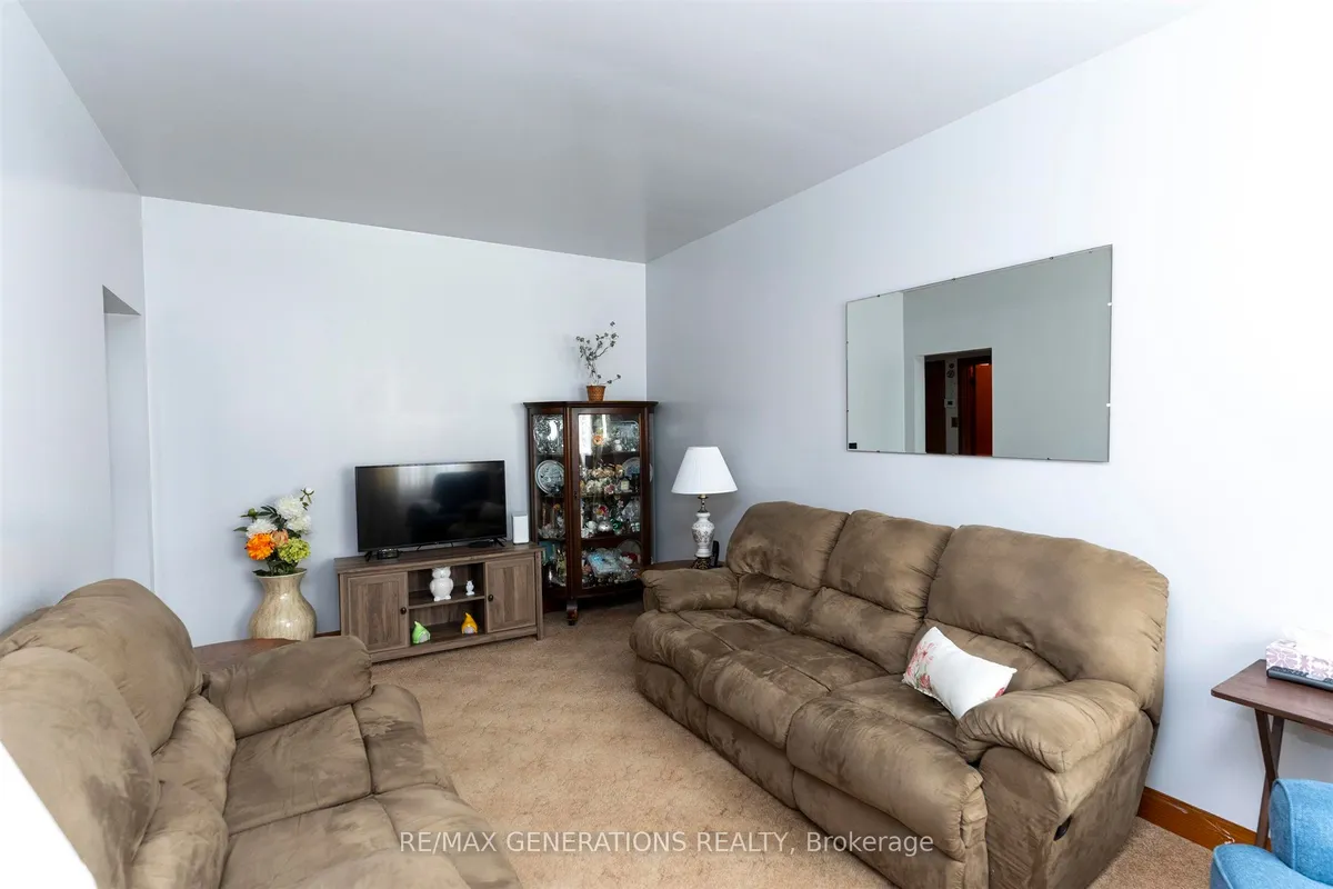 Detached in Thunder Bay