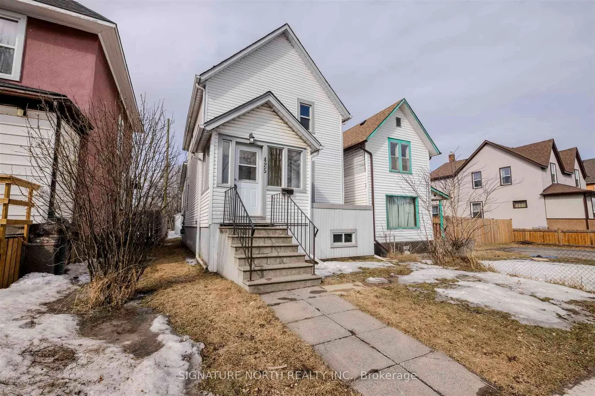 Detached in Thunder Bay