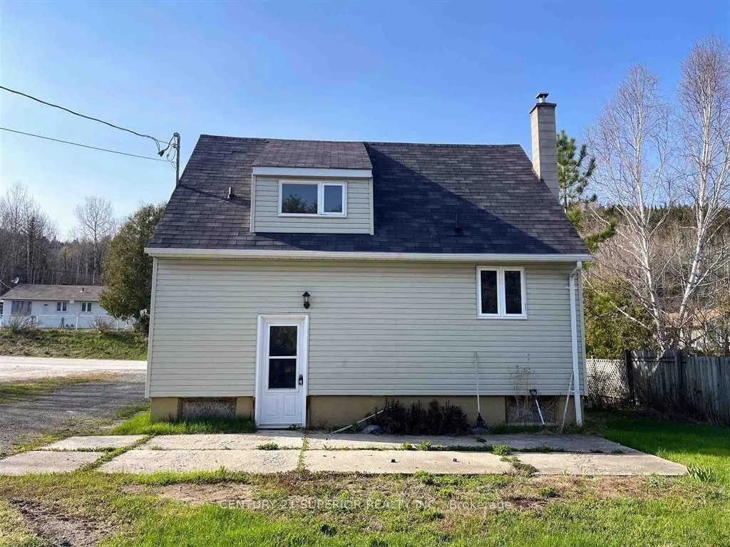 Detached in Manitouwadge