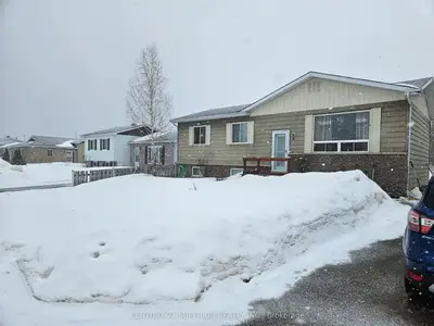 Detached in Manitouwadge
