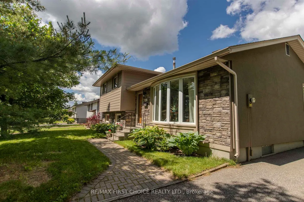 Detached in Thunder Bay