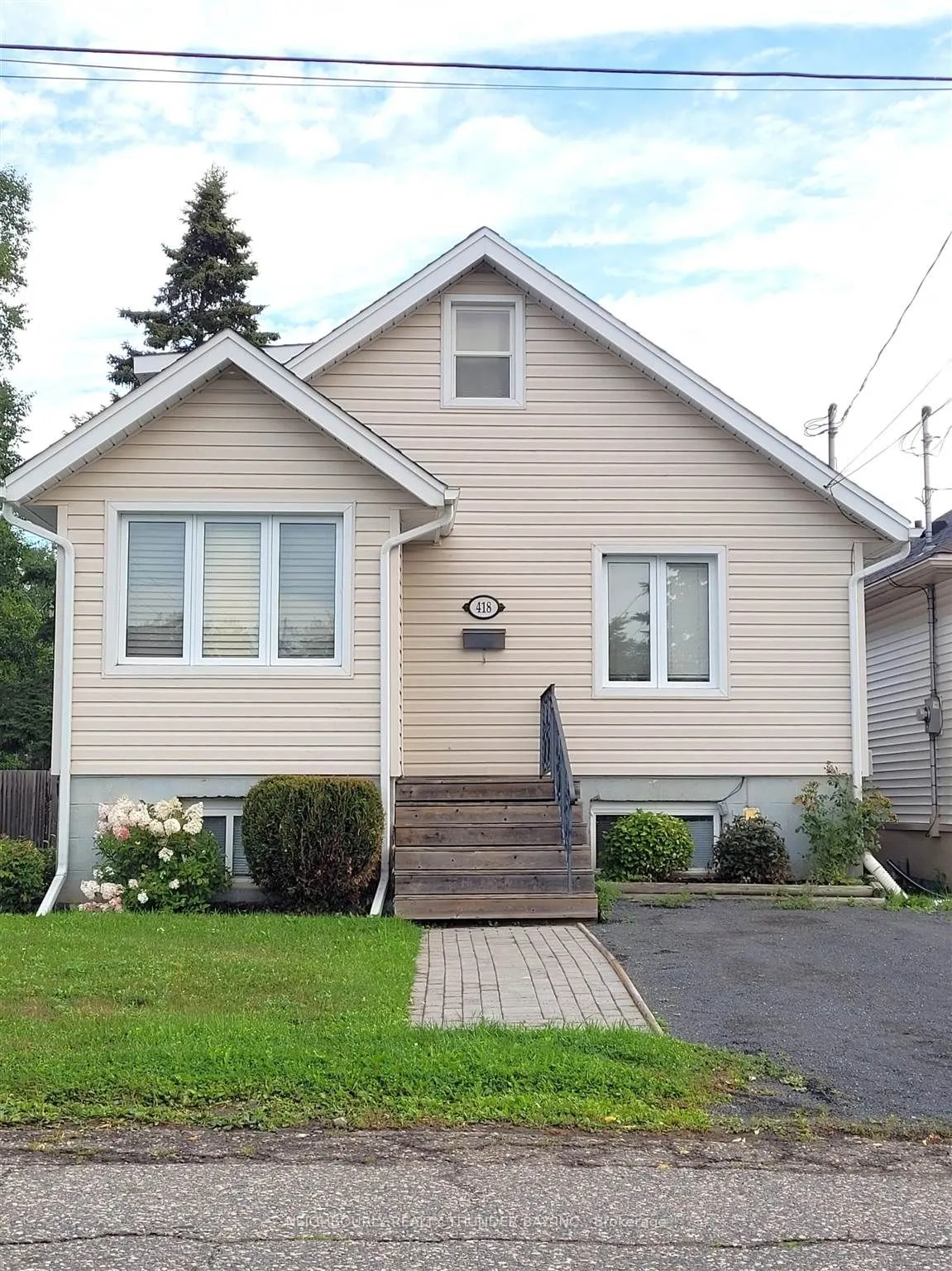 Detached in Thunder Bay