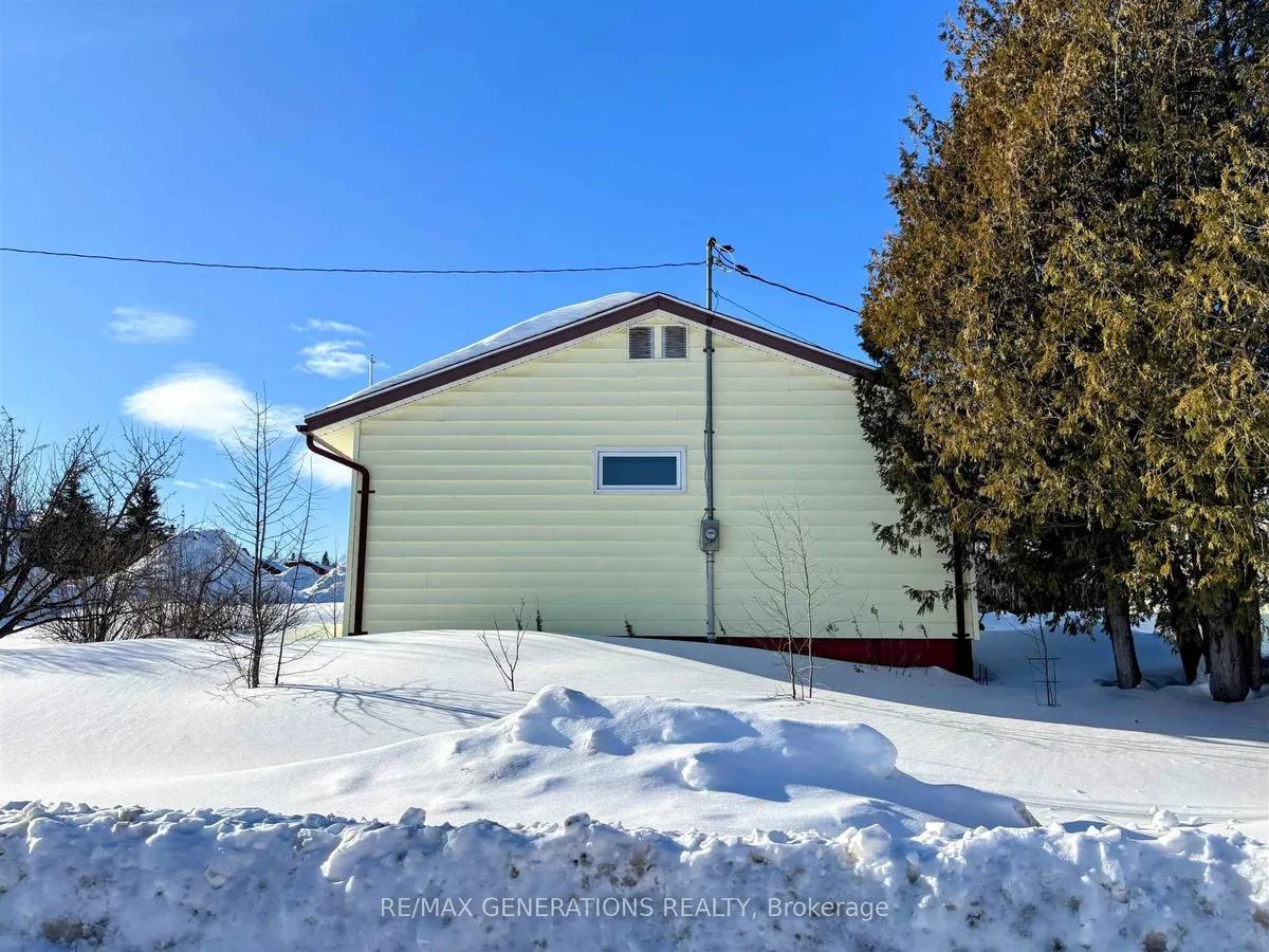 Detached in Manitouwadge
