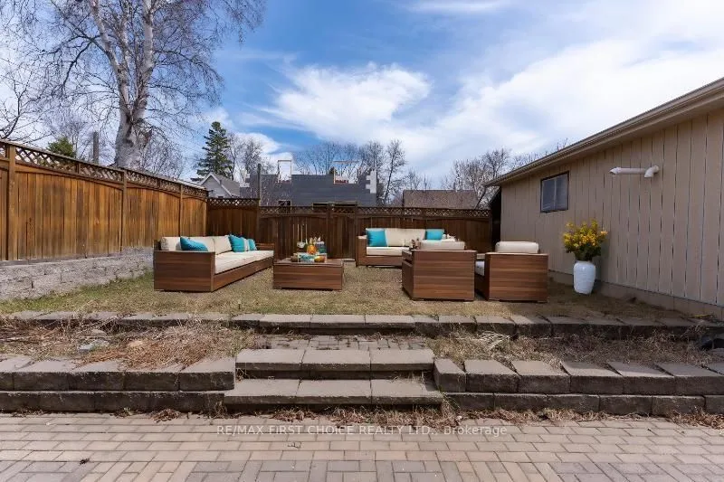 Detached in Thunder Bay