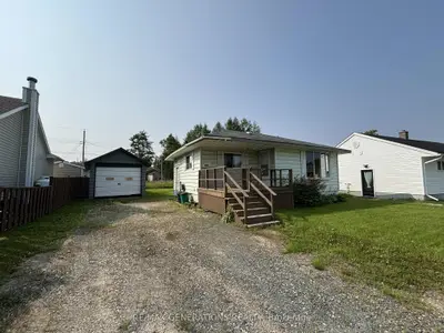 Detached in Manitouwadge