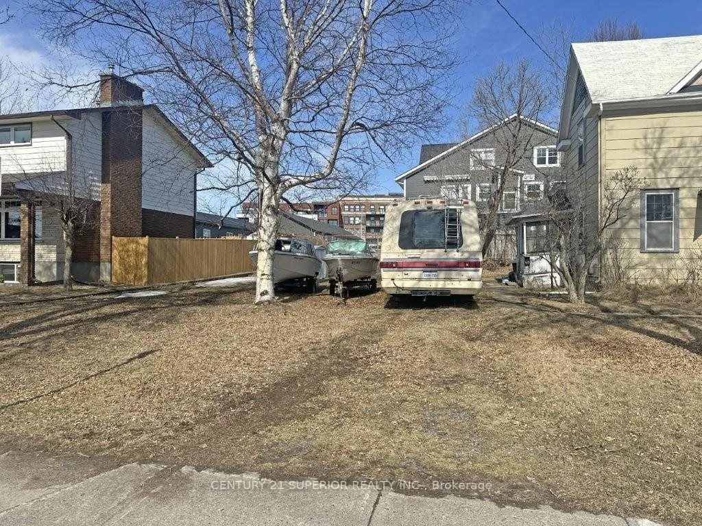 Detached in Thunder Bay