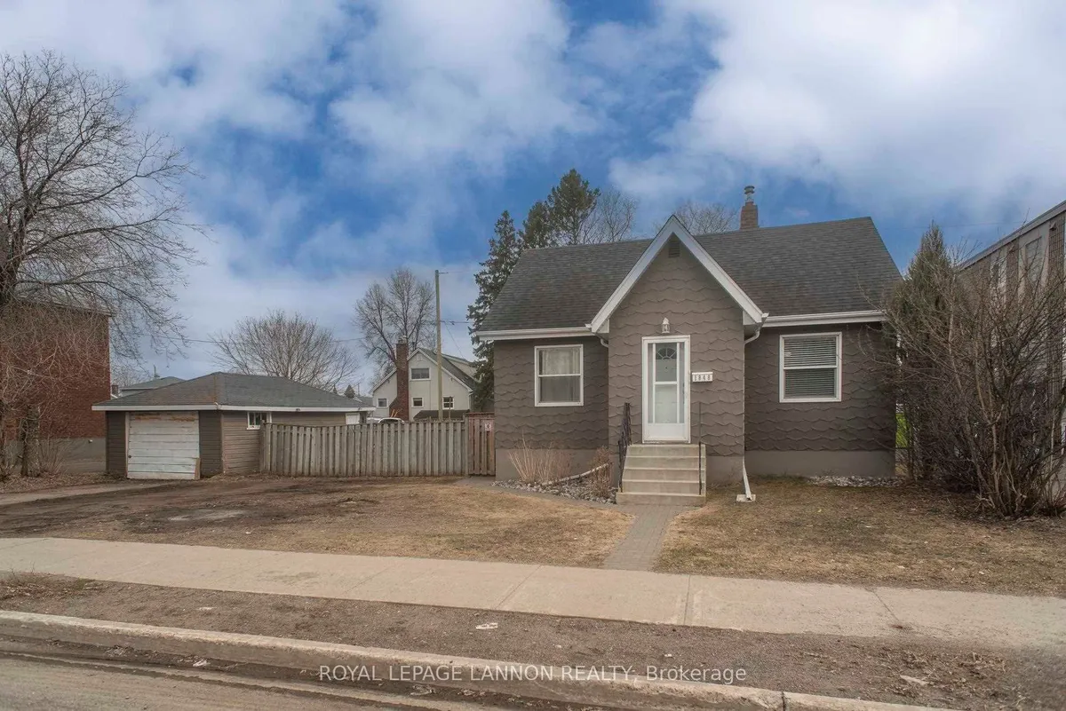 Detached in Thunder Bay