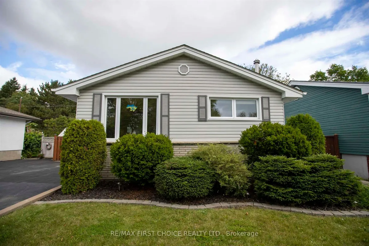 Detached in Thunder Bay