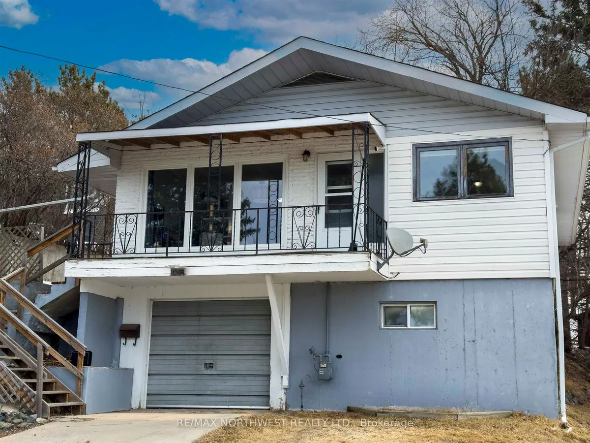 Detached in Kenora