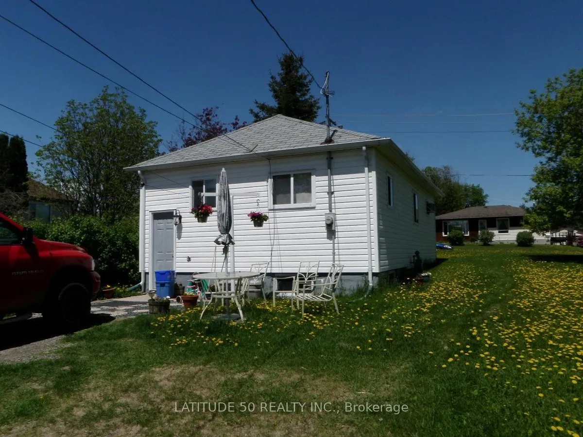 Detached in Dryden
