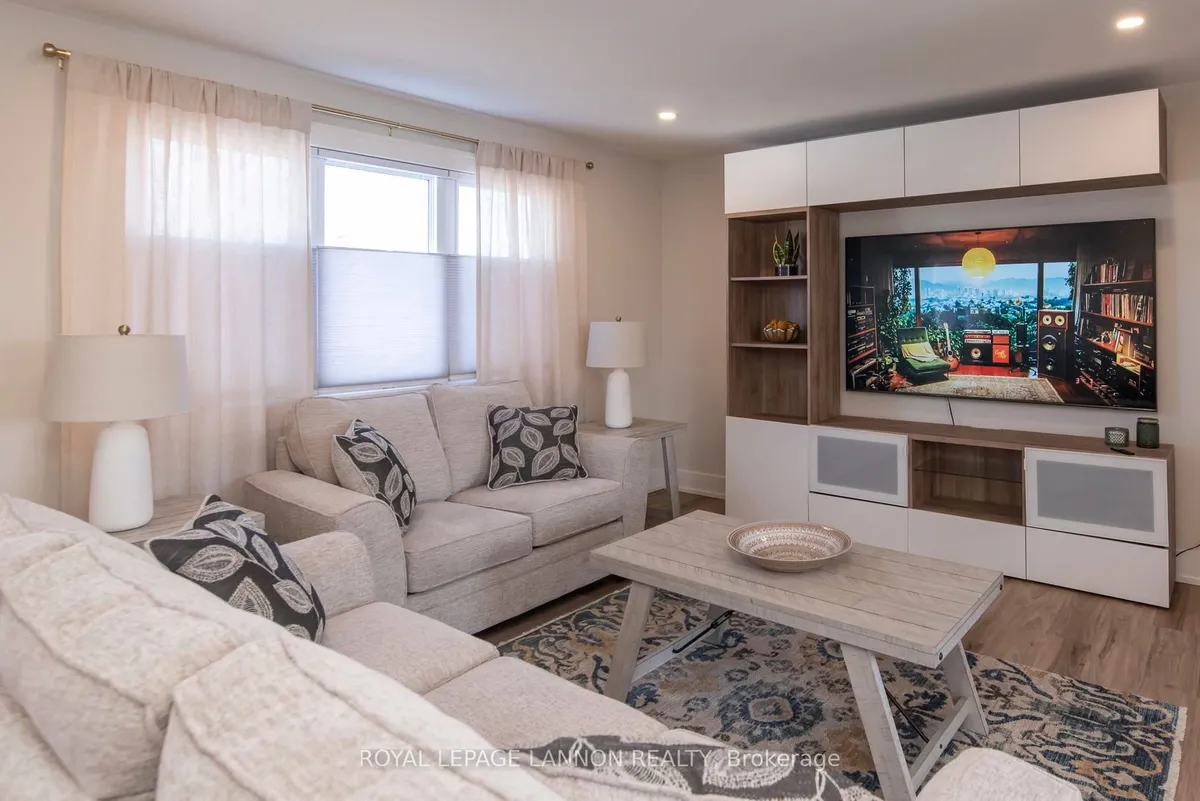 Detached in Thunder Bay