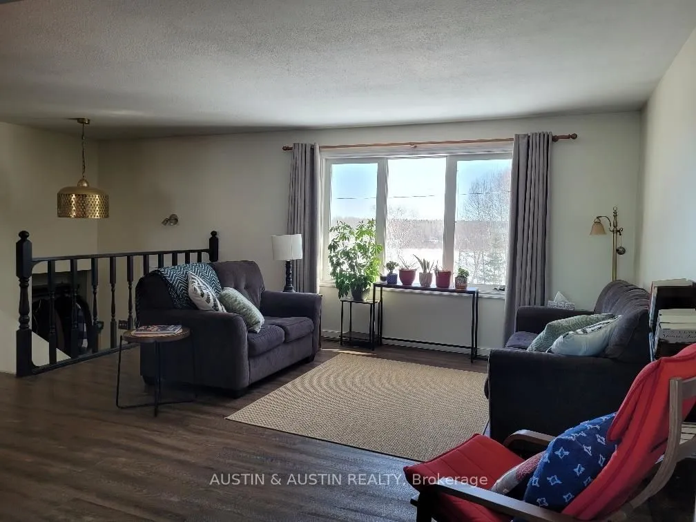 Detached in Dryden