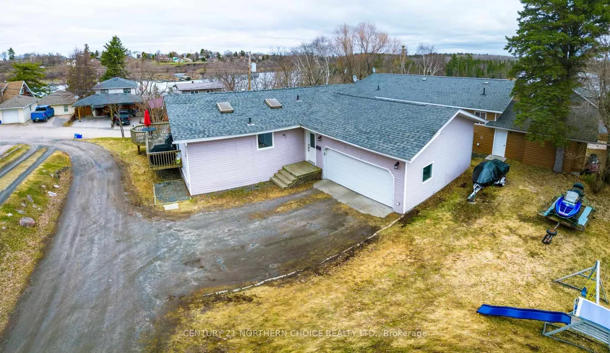 Detached in Kenora