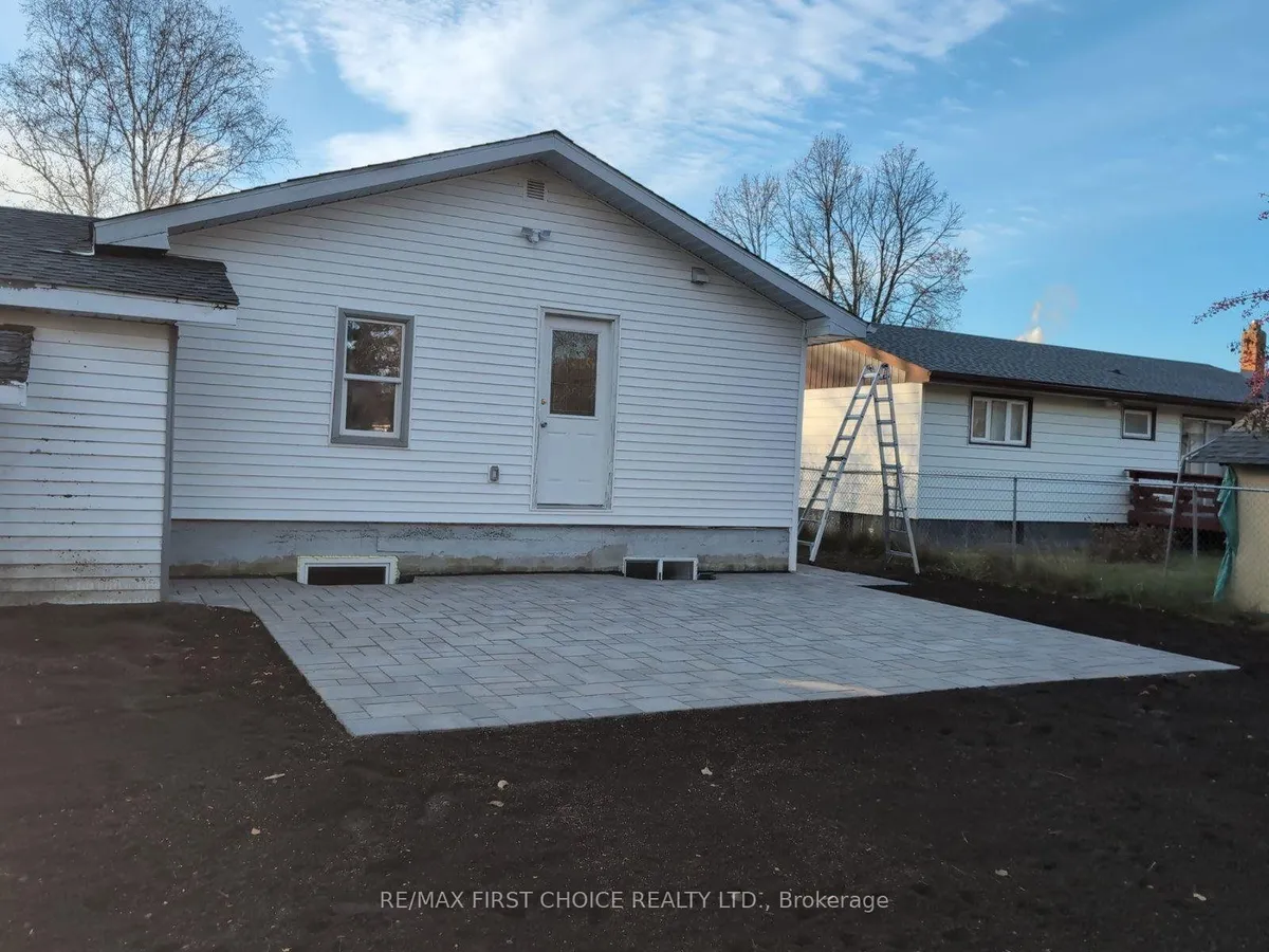 Detached in Dryden