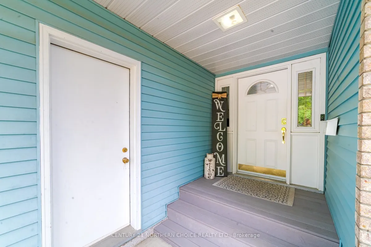 Detached in Kenora