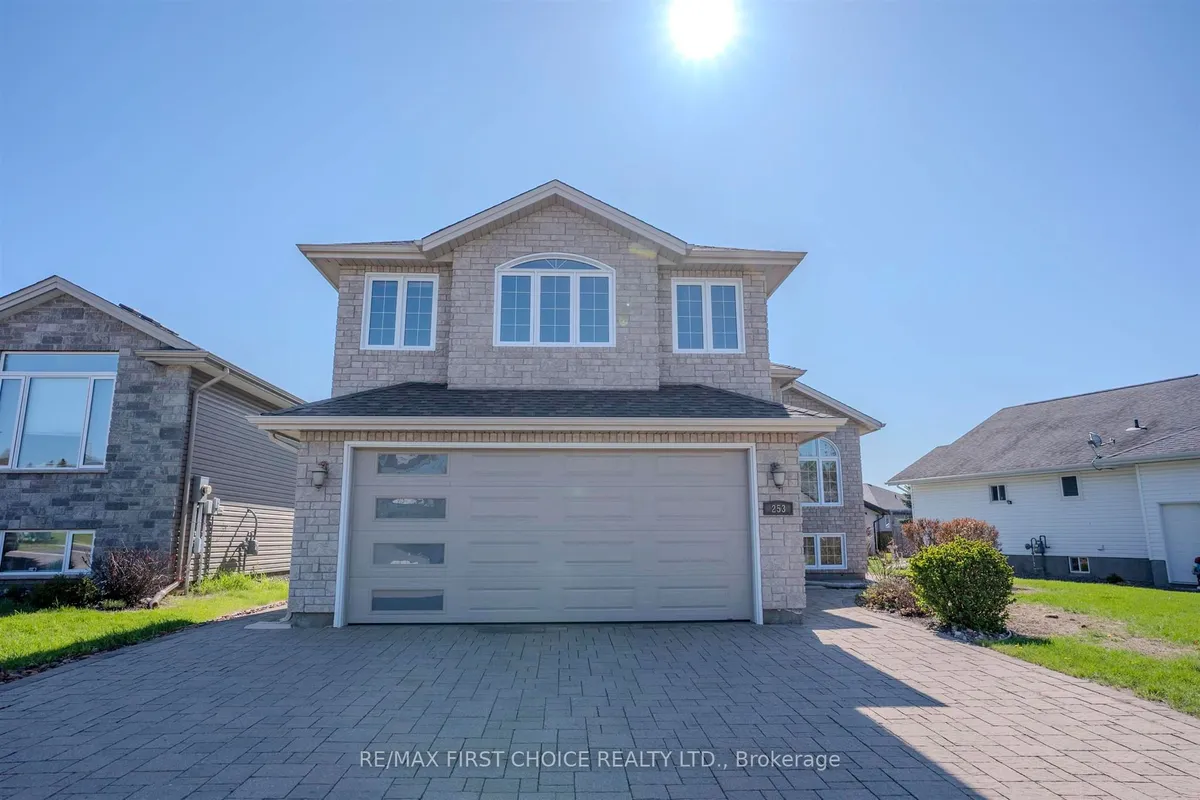 Detached in Thunder Bay