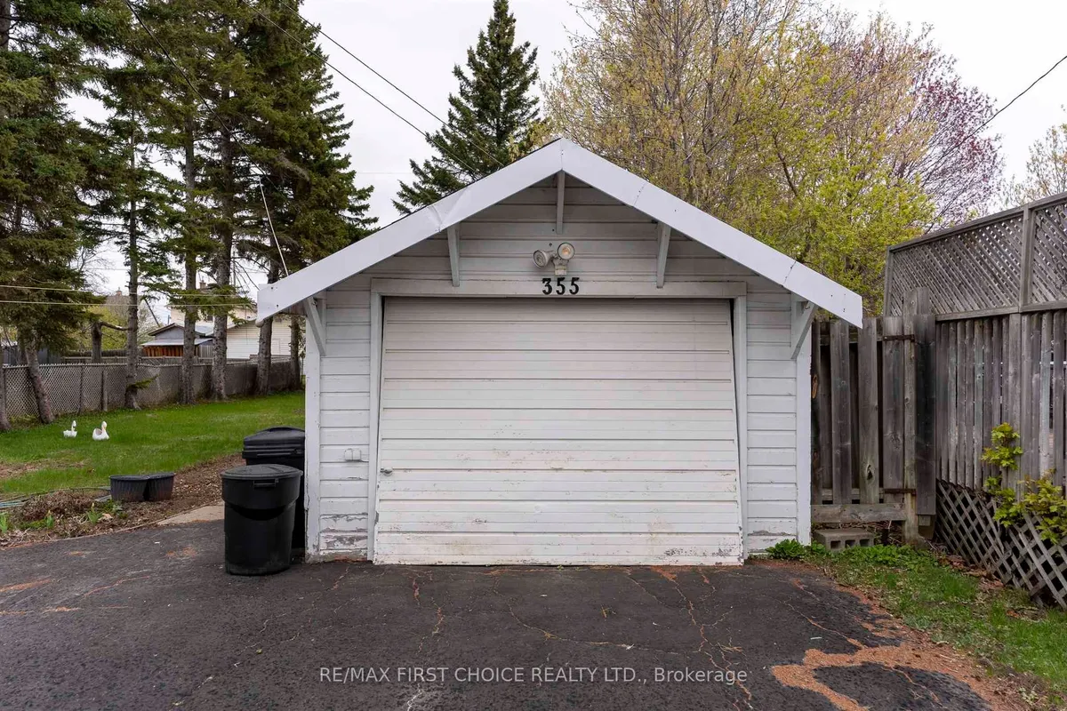 Detached in Thunder Bay