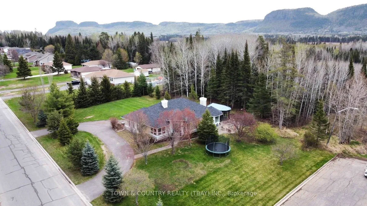 Detached in Thunder Bay