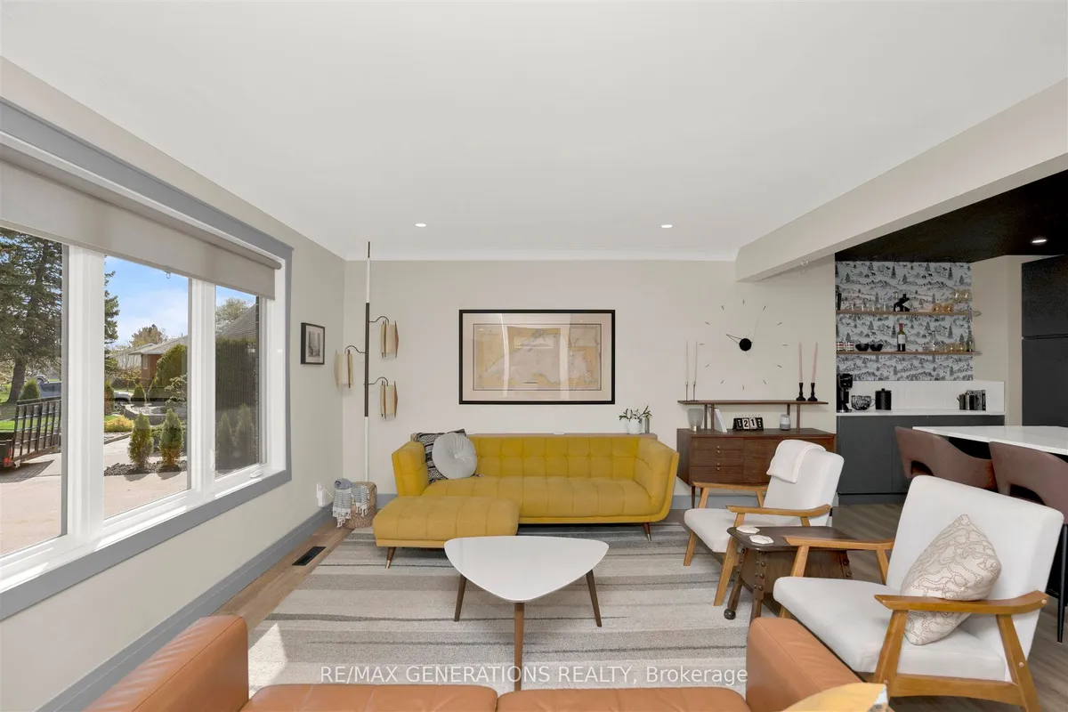 Detached in Thunder Bay