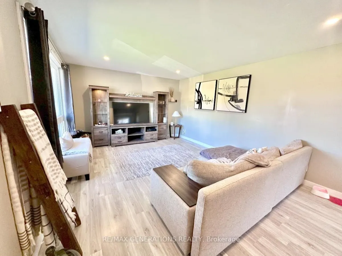 Detached in Thunder Bay