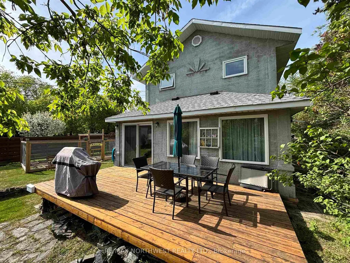 Detached in Kenora