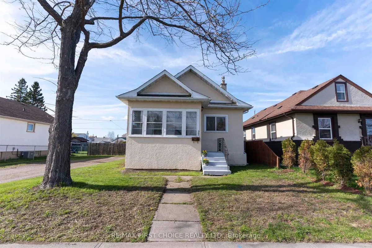 Detached in Thunder Bay