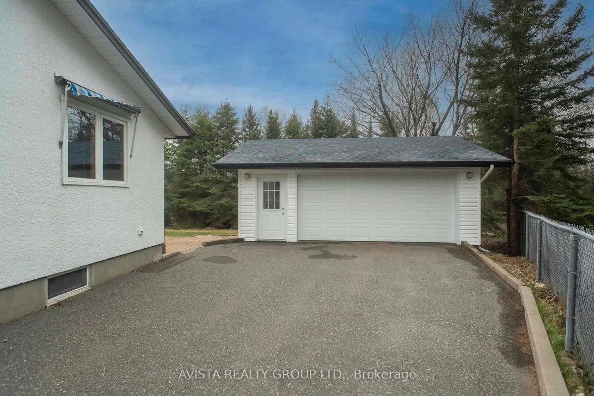 Detached in Thunder Bay