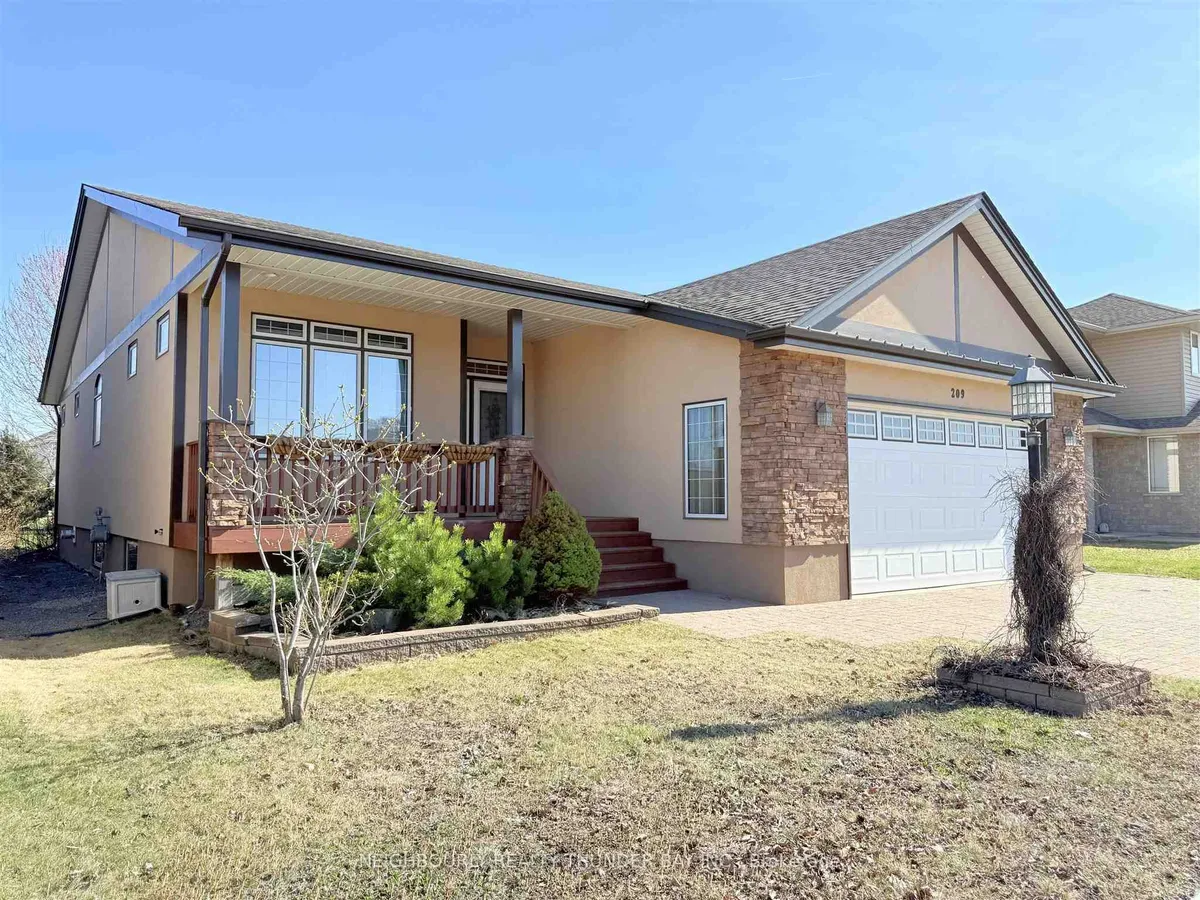 Detached in Thunder Bay