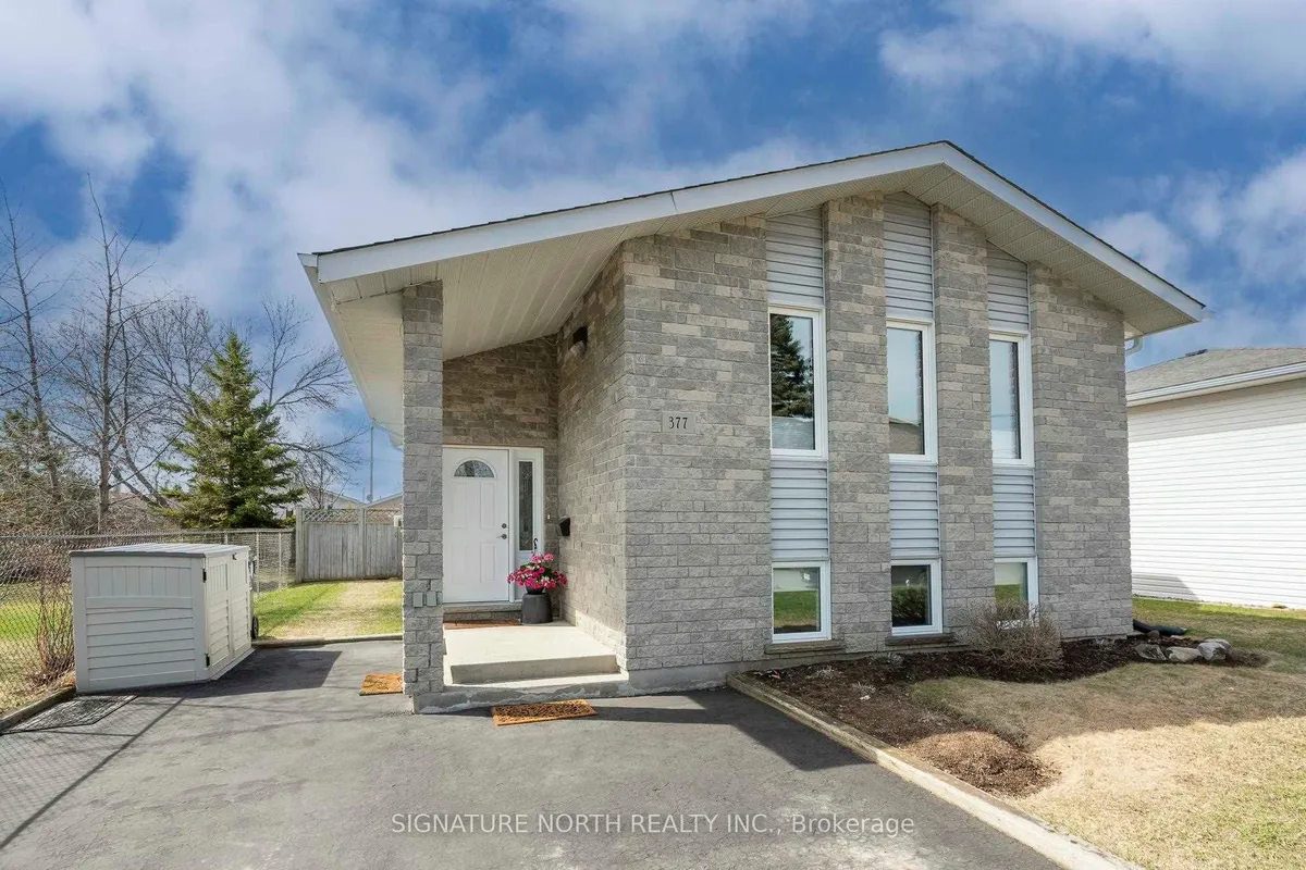 Detached in Thunder Bay
