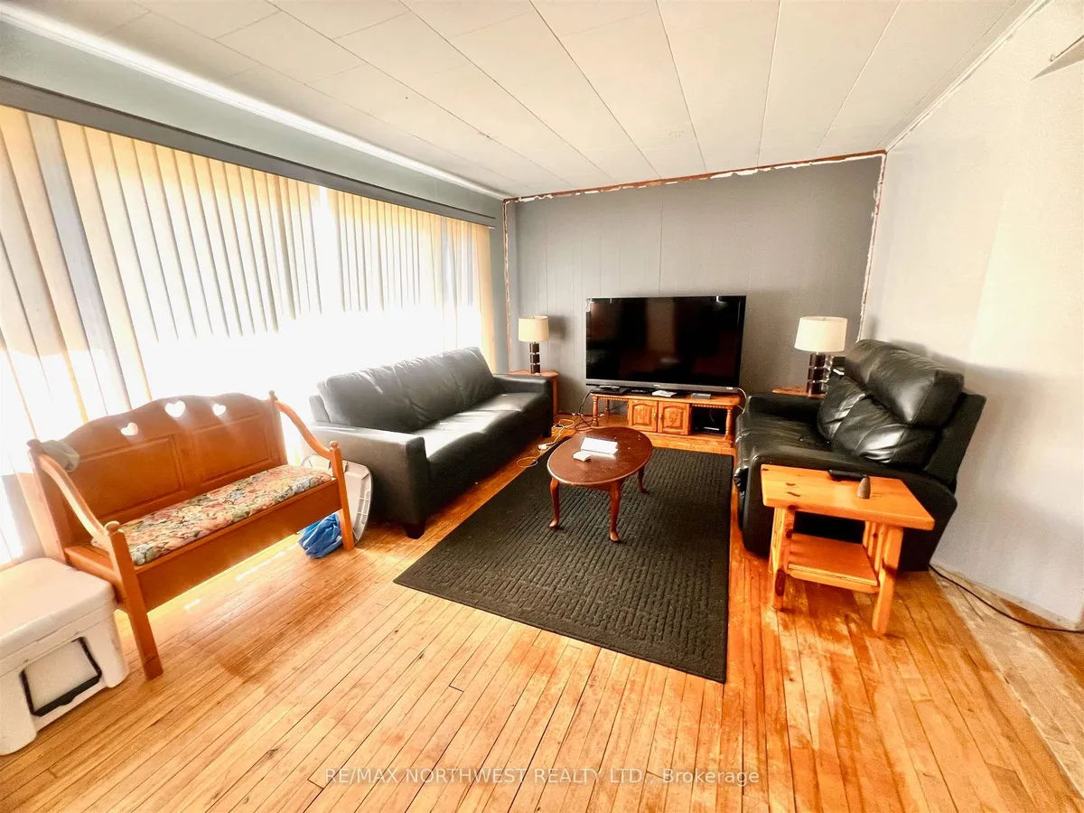Detached in Kenora