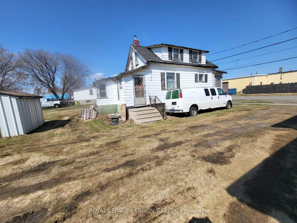 Detached in Thunder Bay