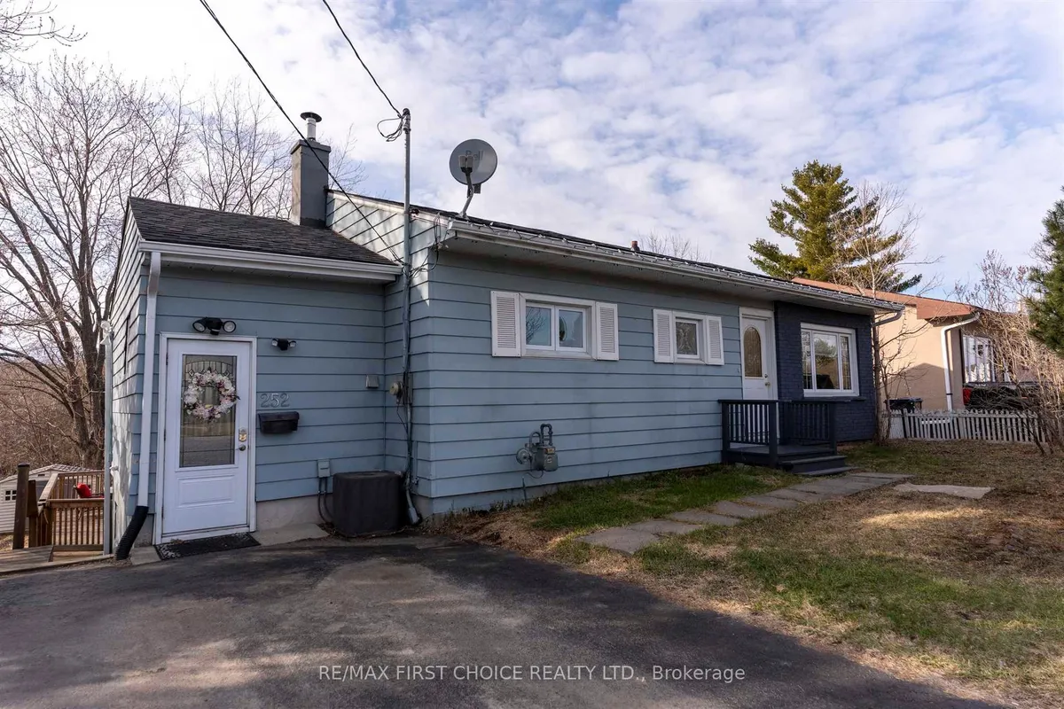 Detached in Thunder Bay