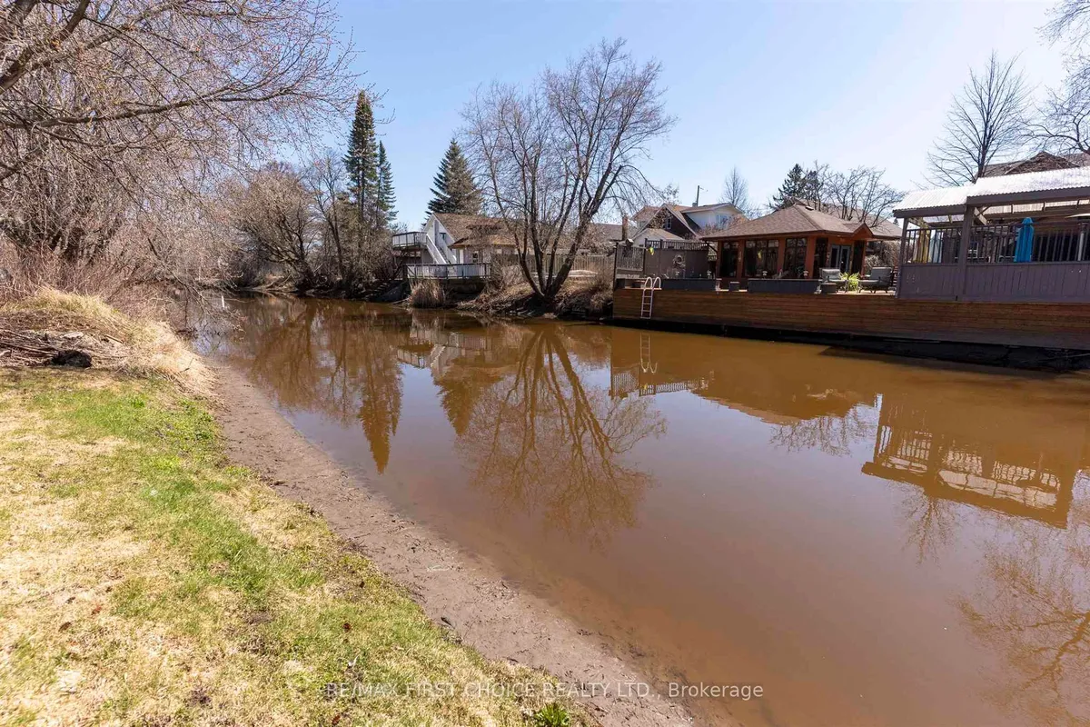Detached in Thunder Bay