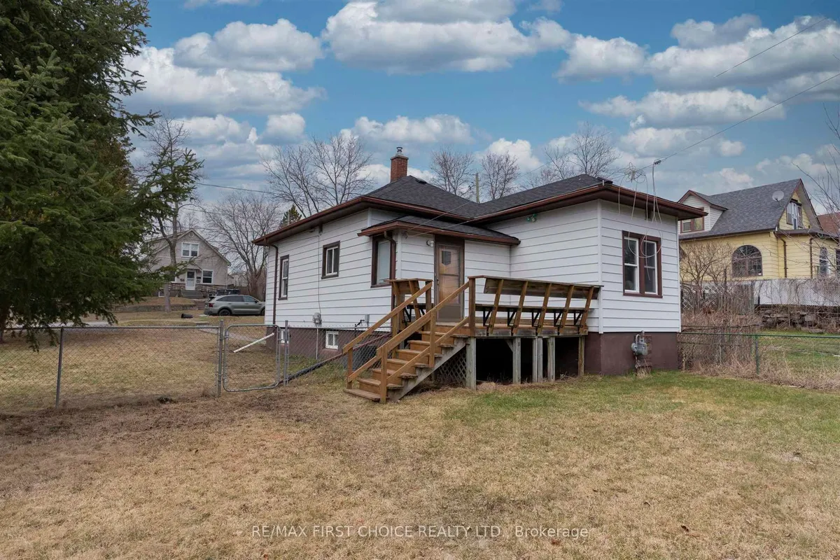 Detached in Thunder Bay