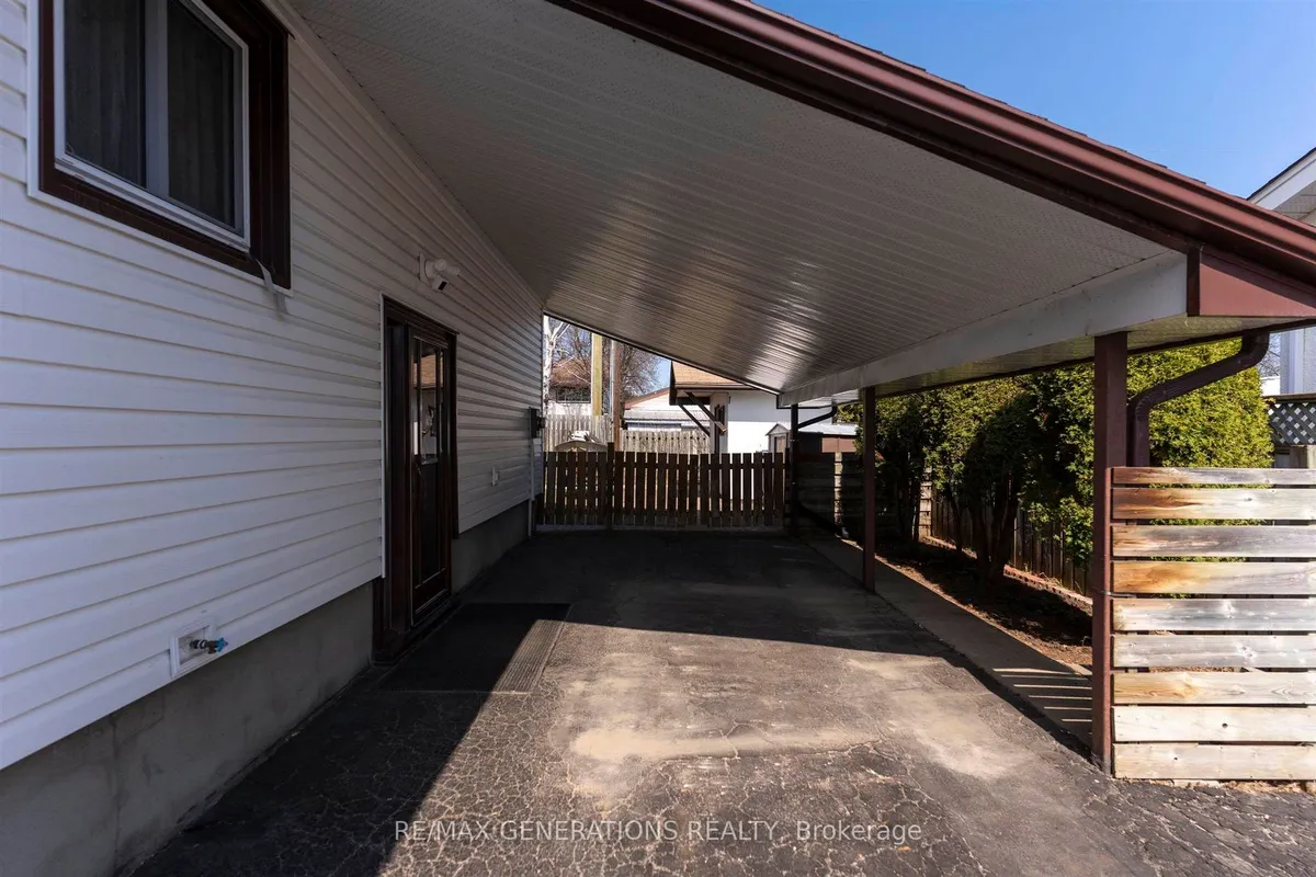 Detached in Thunder Bay