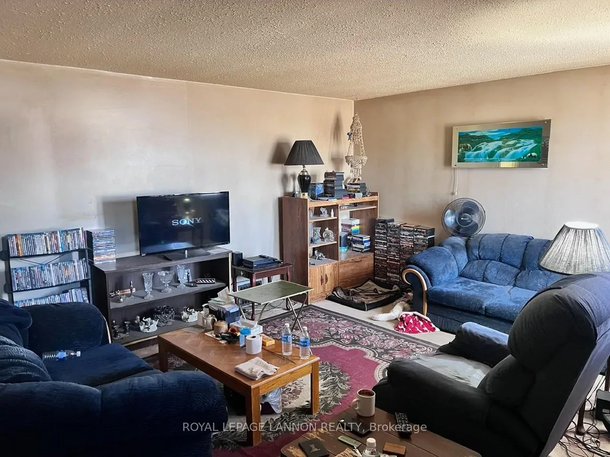 Detached in Thunder Bay
